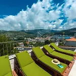 Penthouse Leon